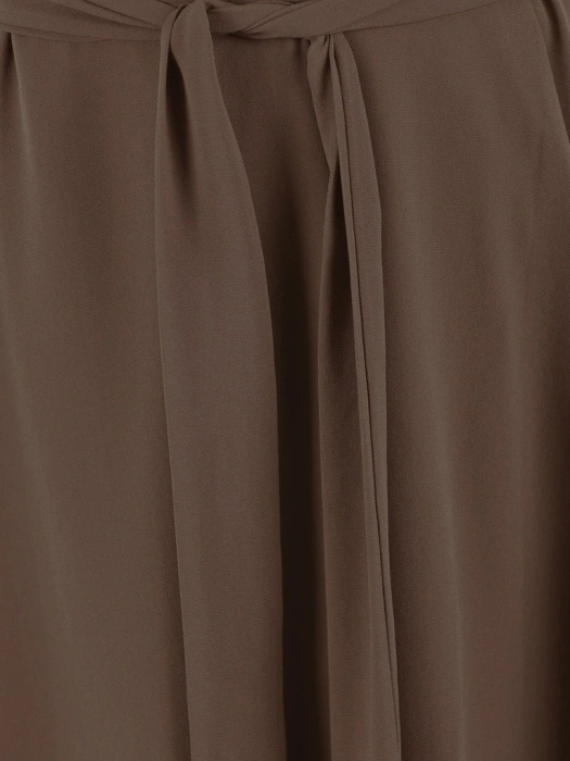 Elegancka brązowa sukienka midi z rękawem 3/4 – kopertowy dekolt i pas akcentujący talię 40247