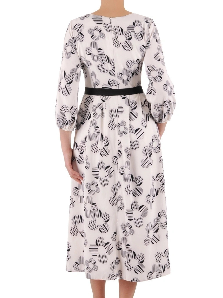 Elegancka sukienka maxi rozkloszowana w kwiaty – wysmuklający krój z paskiem 39731