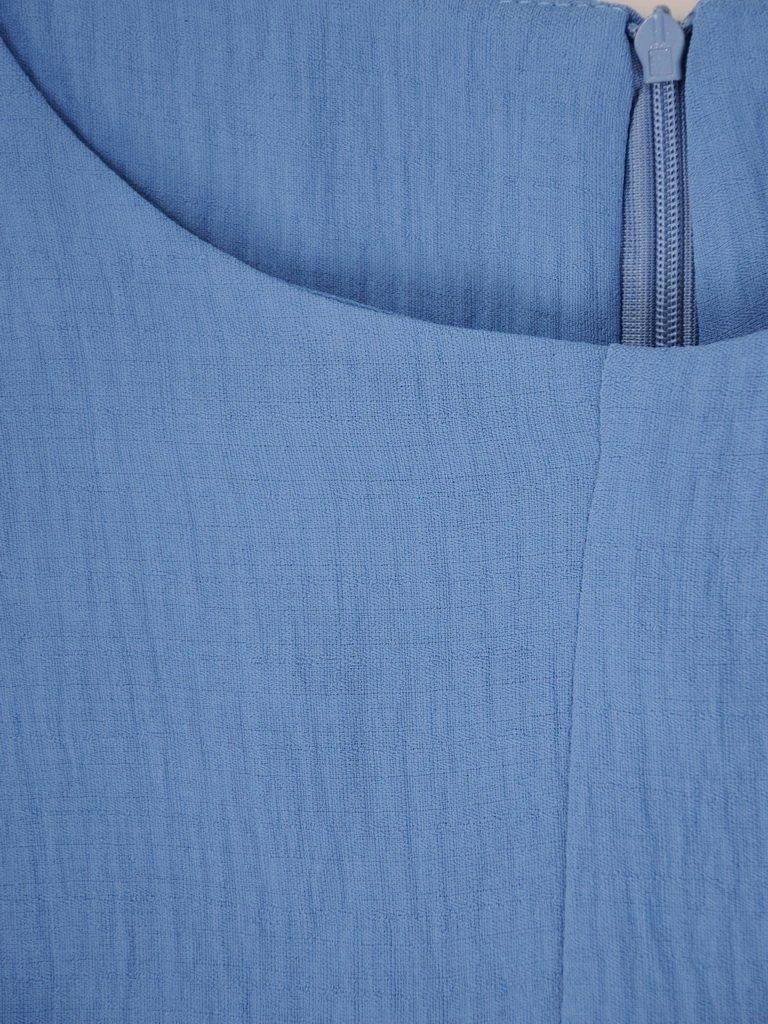 Bawełniana sukienka trapezowa w kolorze jeansu – tuszujący krój z kobiecą falbaną 30369
