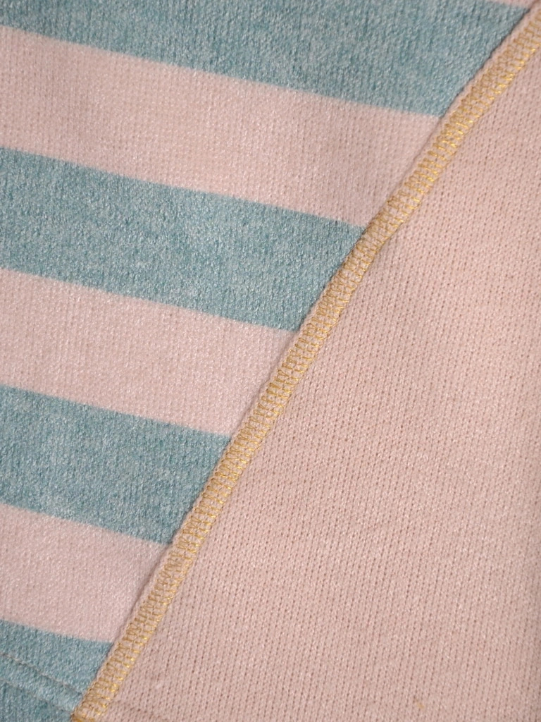 Elegancki sweter damski w beżowo-turkusowe paski – prosty krój z wysmuklającymi wstawkami 34825