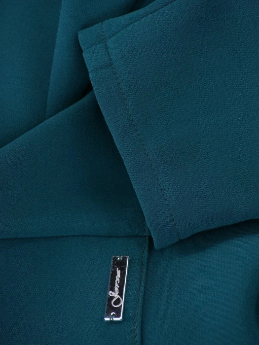 Elegancka sukienka rozkloszowana w kolorze butelkowej zieleni – wyszczuplające przeszycia i dekolt łódka 13785