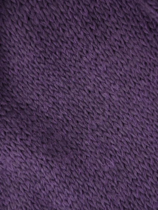 Elegancki sweter damski rozpinany w kolorze fioletowym – luźny fason z modnymi frędzlami 40461
