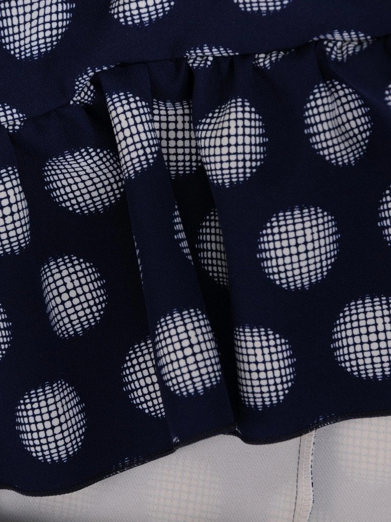Elegancka sukienka midi w groszki o prostym fasonie – kobieca falbana dodająca lekkości 20407