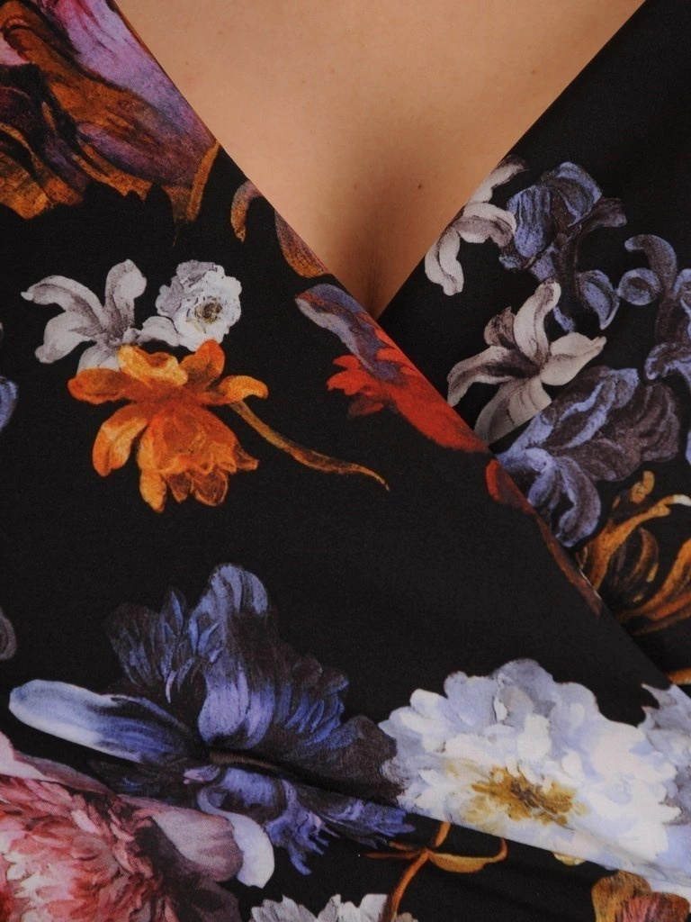 Elegancka sukienka wizytowa w kwiaty – wysmuklający kopertowy krój podkreślający talię 24573