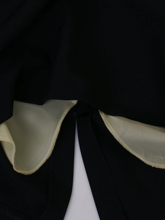 Elegancka czarna sukienka do pracy o prostym kroju – kontrastowy akcent maskujący niedoskonałości 10630