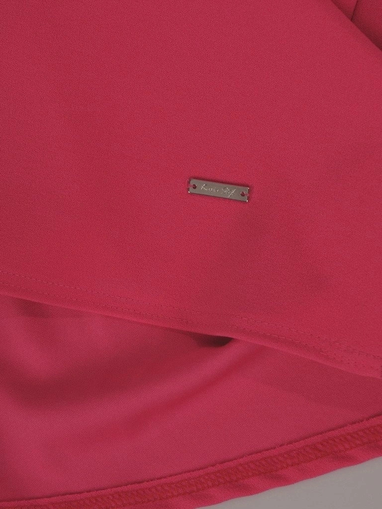 Elegancka sukienka trapezowa w odcieniu amarantu – tuszujący krój z asymetrycznym dołem 20353