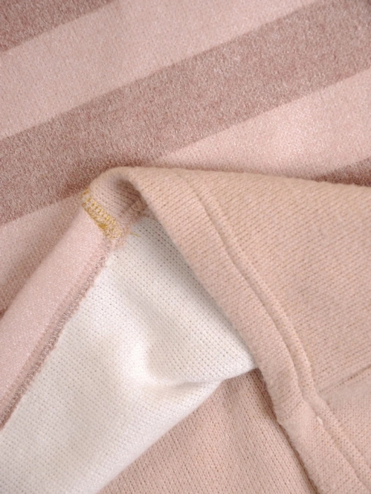 Klasyczny beżowy sweter w paski – fason kimono optycznie modelujący sylwetkę na co dzień 34826