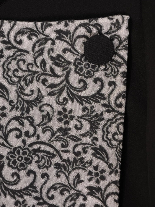 Elegancka czarna sukienka midi z ozdobnym wzorem – prosty fason z zaszewkami optycznie wyszczuplającymi 27429