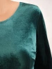 Elegancka sukienka syrenka w kolorze butelkowej zieleni – kobieca falbana i pasek modelujący talię 34795