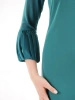 Szmaragdowa sukienka koktajlowa o prostym fasonie – efektowne wiązanie na plecach i rękawy 3/4 35689