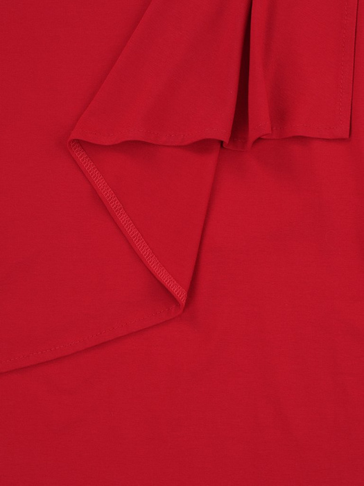 Czerwona tunika Marcjanna II, kreacja z asymetryczną narzutką.