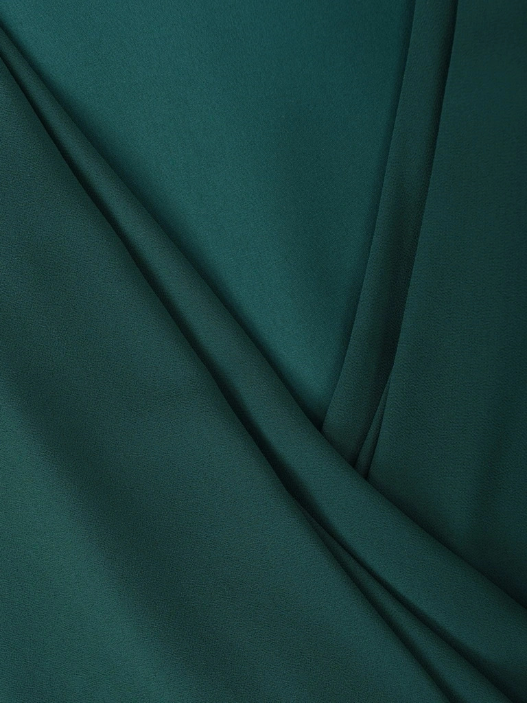 Elegancka sukienka wizytowa prosta w kolorze butelkowej zieleni – szykowny fason z narzutką i ozdobą w pasie 39978