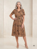 Elegancka rozkloszowana sukienka midi w zwierzęcy print – fason modelujący talię z dekoltem V 33255