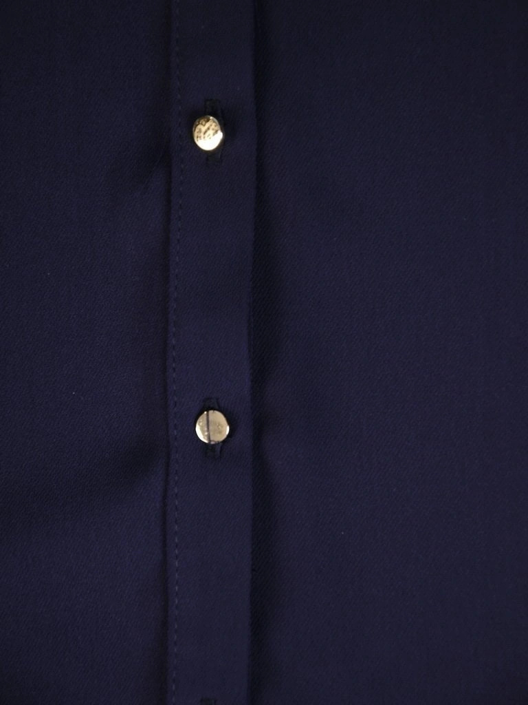 Elegancka granatowa koszula damska o prostym kroju – stylowy model z kieszeniami do biura 28022