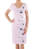 Elegancka sukienka midi w liliowe kwiaty o prostym kroju – pionowe cięcia wysmuklające sylwetkę 38103