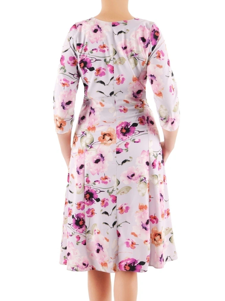 Elegancka sukienka rozkloszowana w kwiaty midi – kobiecy krój podkreślający talię 39401