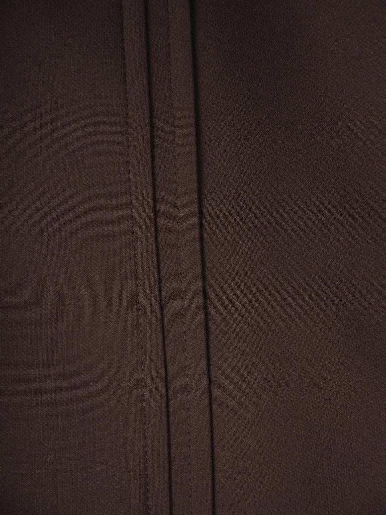 Elegancka brązowa spódnica o prostym kroju na jesień – wiskozowy model do kolan z guzikami do pracy 39238