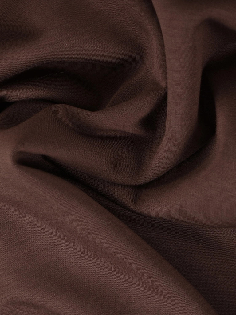Klasyczna brązowa sukienka o prostym kroju – elegancki dekolt łódka i rękawy 3/4 40664