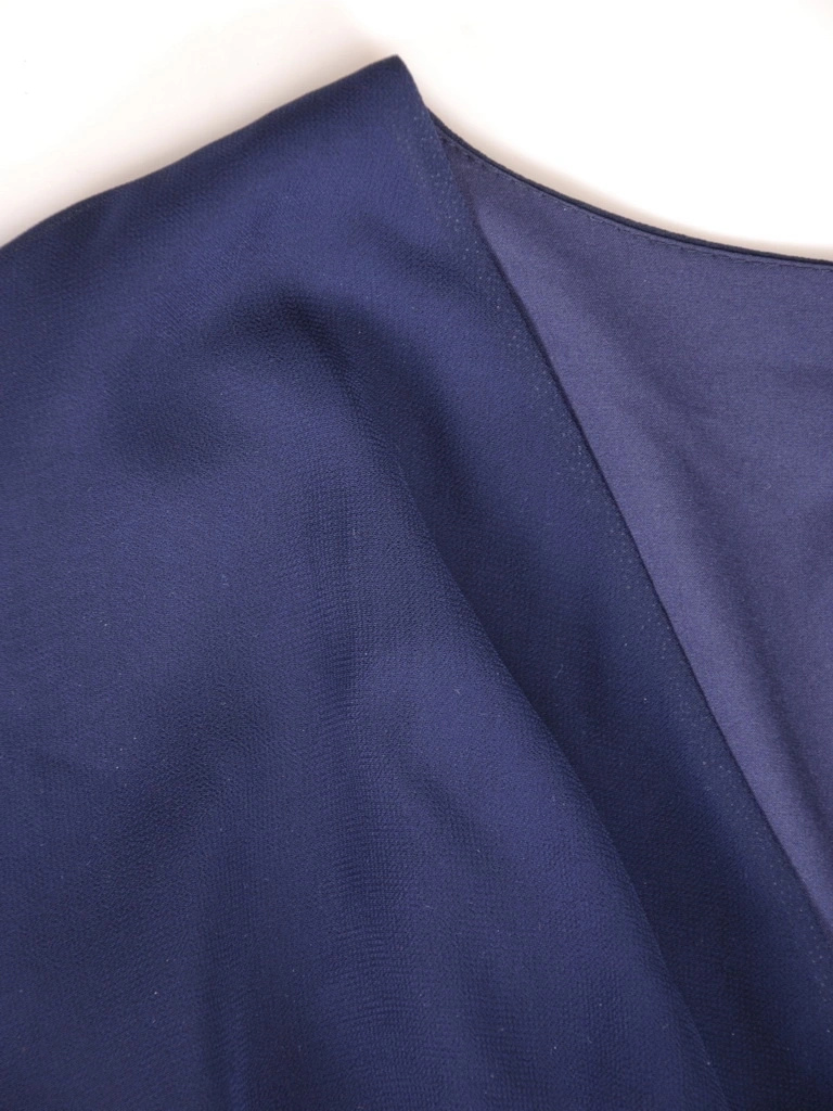 Elegancka granatowa sukienka rozkloszowana z paskiem – kopertowy dekolt pięknie eksponujący szyję 35231