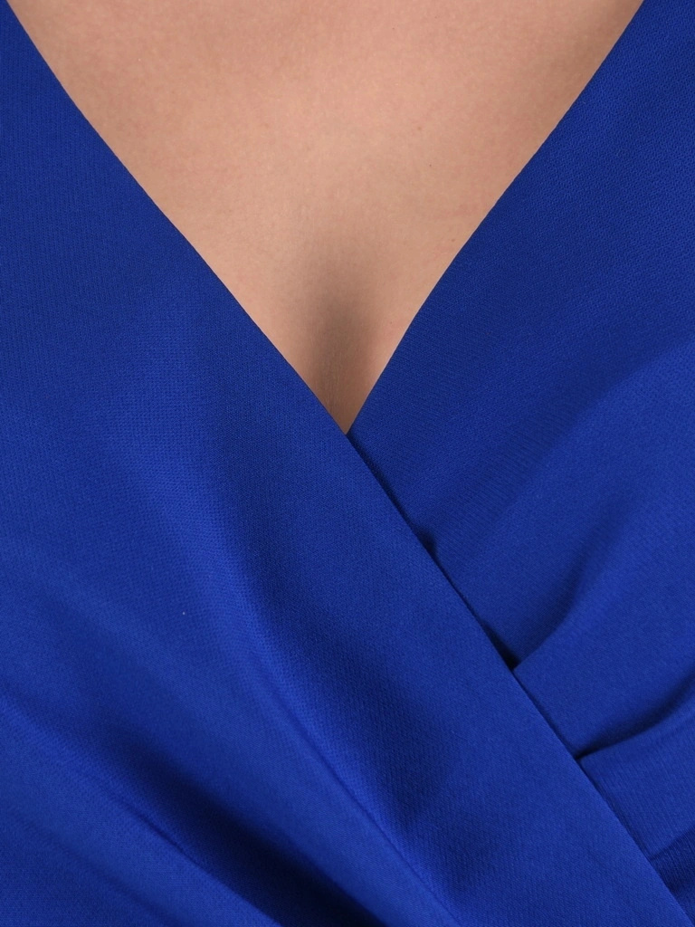 Elegancka chabrowa sukienka midi o prostym kroju – kobieca baskinka modelująca talię 42109