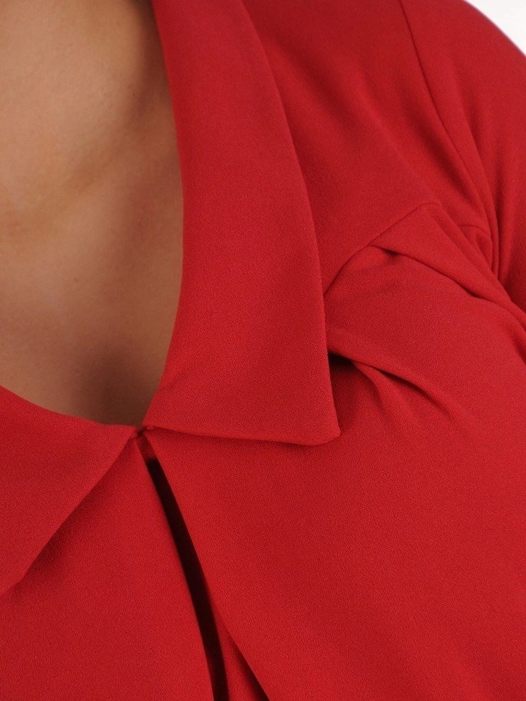 Elegancka czerwona sukienka biurowa tuba – efektowne plisy przy dekolcie i rękaw 3/4 19200
