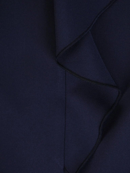 Granatowa sukienka wieczorowa midi na wesele – prosty fason z dekoltem łódka i ozdobną falbaną 22221