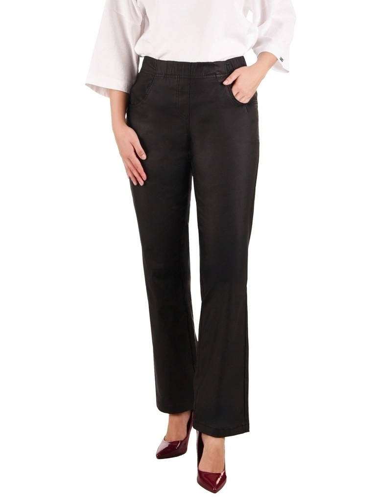 Modne czarne spodnie damskie z prostą nogawką – wysmuklający sylwetkę krój z kieszeniami 42090