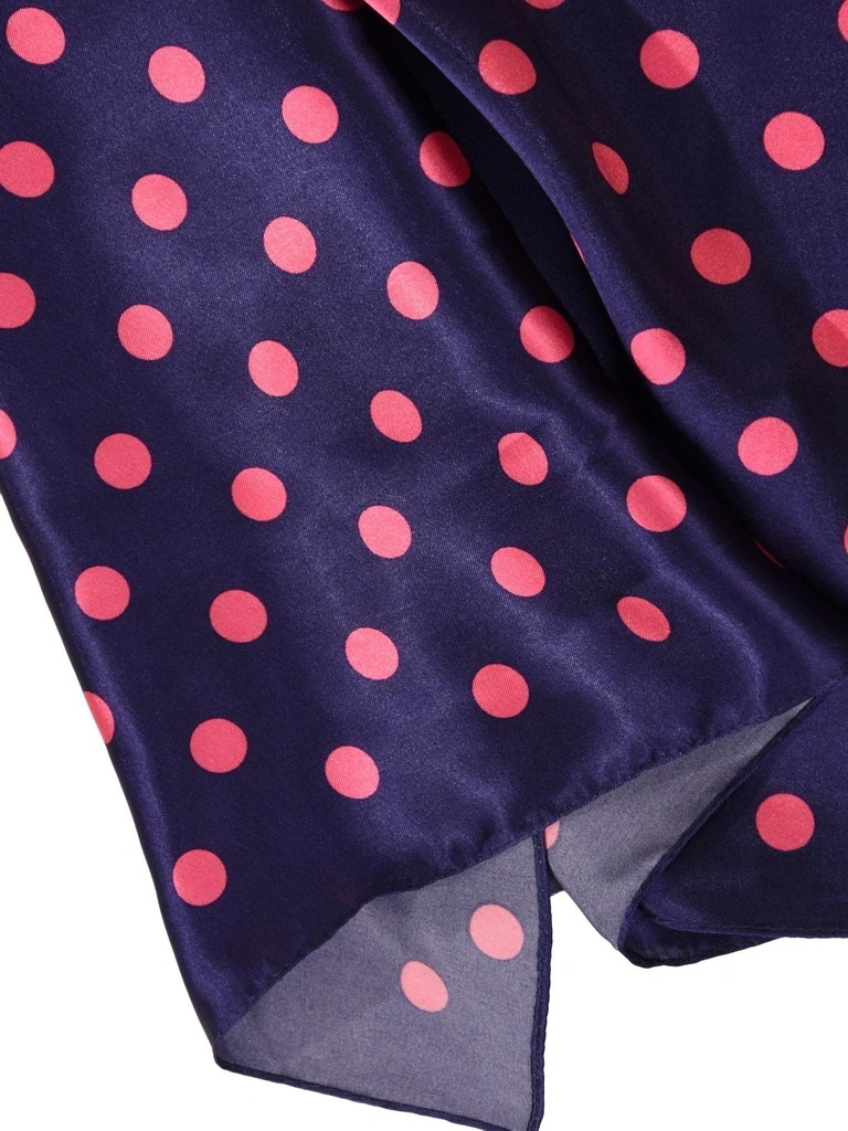 Granatowa apaszka w amarantowe groszki 60x60 – elegancki dodatek ożywia biurową stylizację 41169