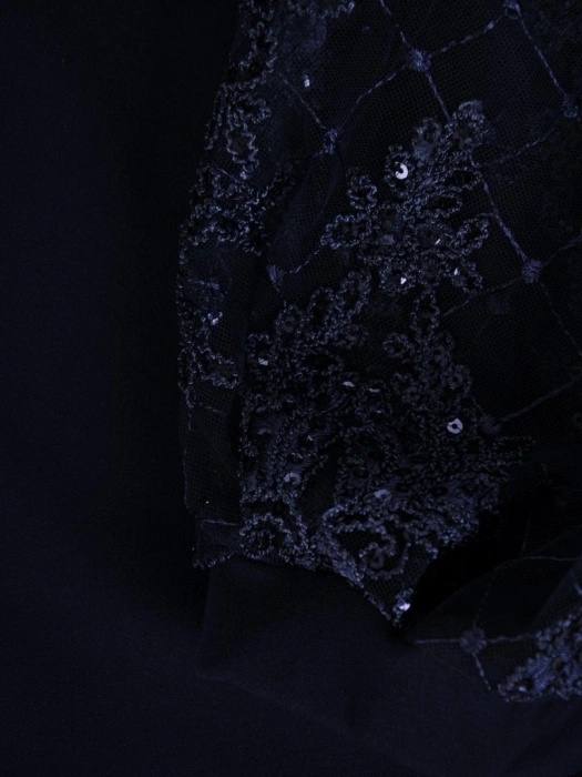 Granatowa sukienka wizytowa midi z dekoltem łódka – trapezowy fason z błyszczącym akcentem 24514