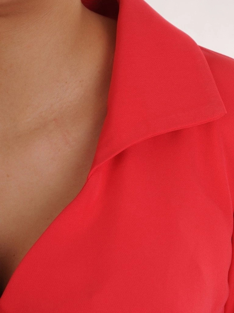 Rozkloszowana sukienka midi w kwiaty z kołnierzem – elegancki model z baskinką i ozdobnymi guzikami 19822