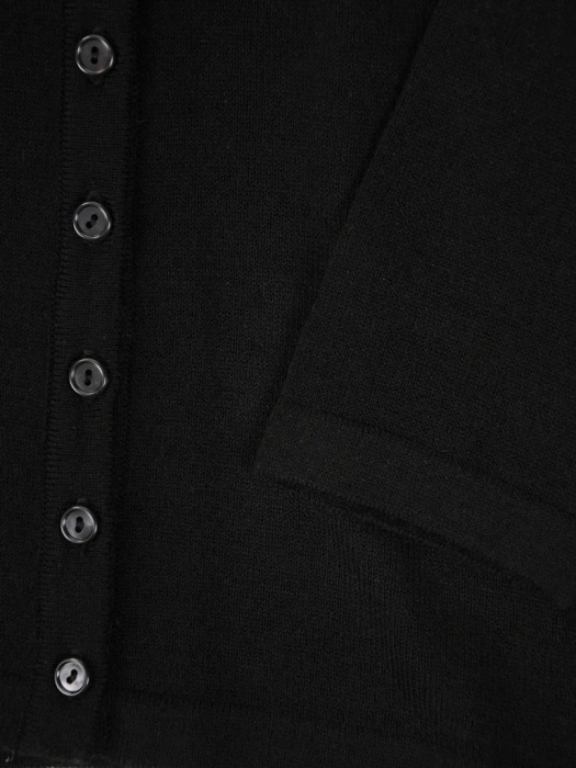 Elegancki sweter damski rozpinany o prostym kroju – ponadczasowy czarny model z subtelnym dekoltem w łódkę 38762