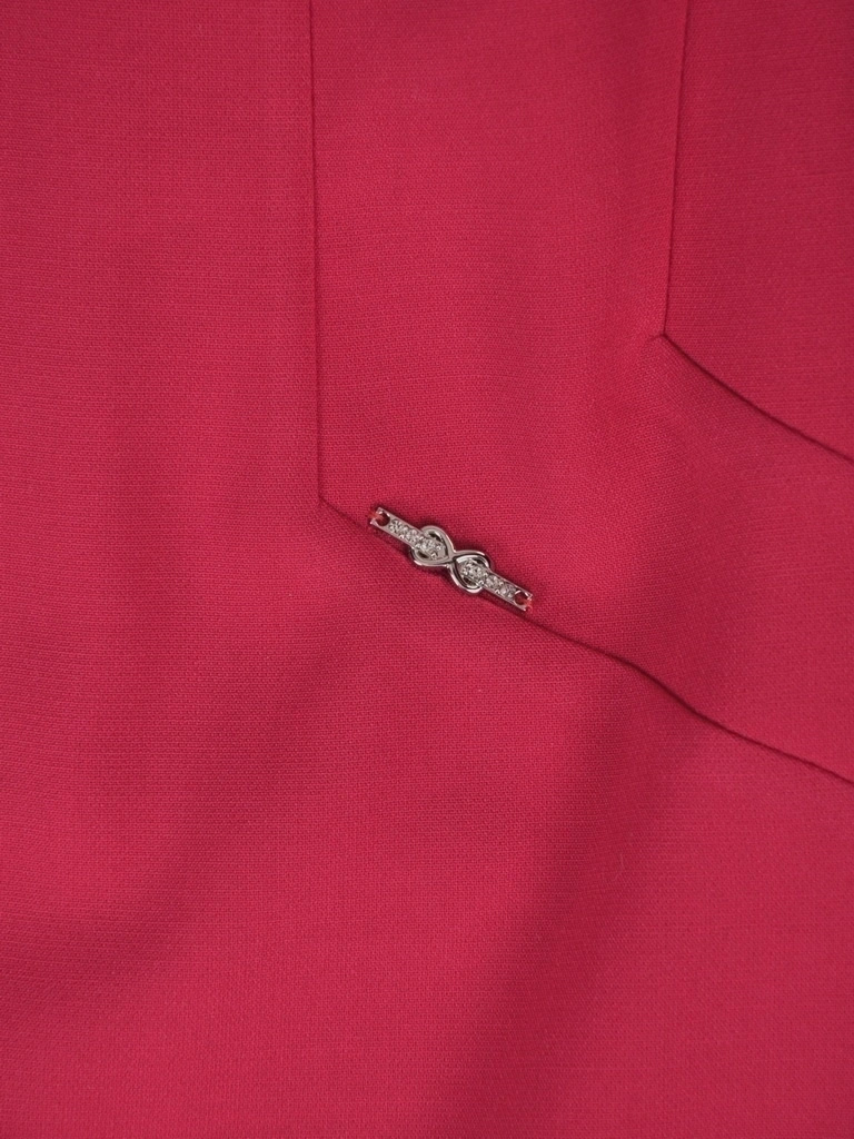 Elegancka malinowa sukienka midi o prostym kroju – modelujące pionowe przeszycia i rękaw 3/4 24931