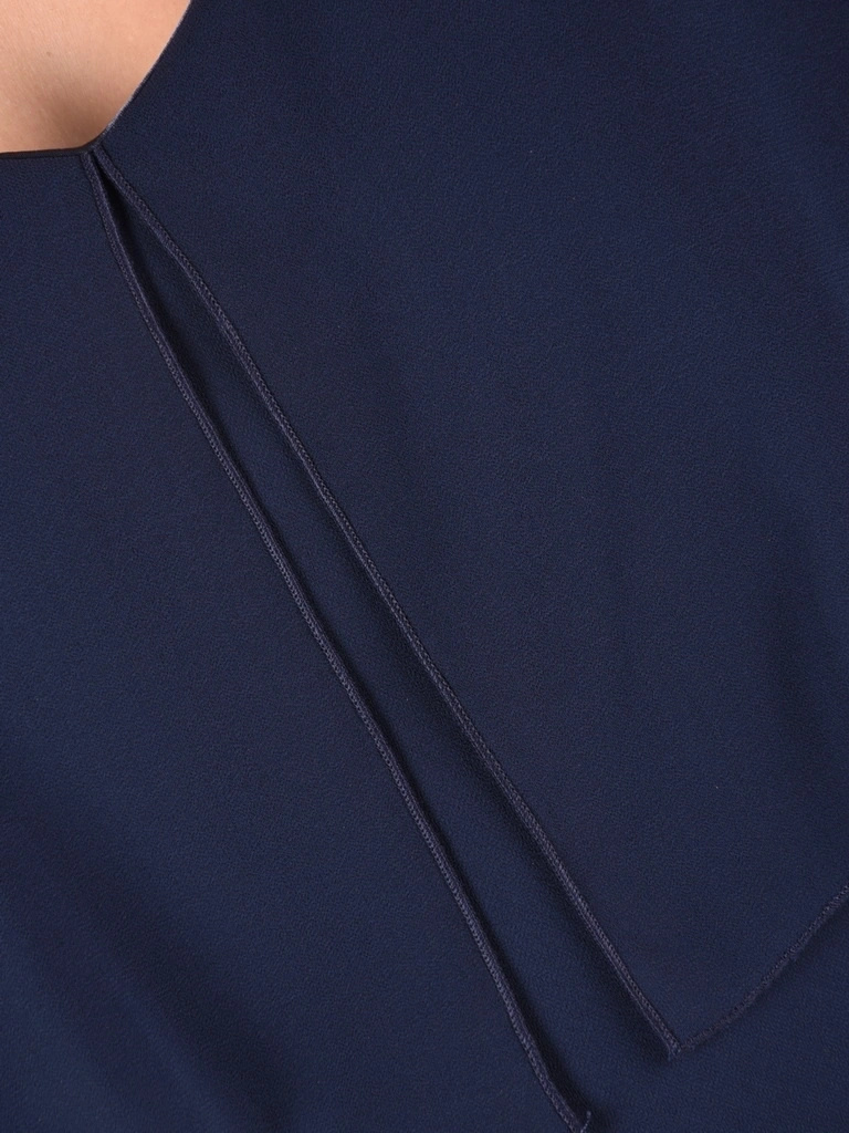 Granatowa sukienka trapezowa midi z dekoltem w serek – kaskadowe falbany tuszujące biodra 42500