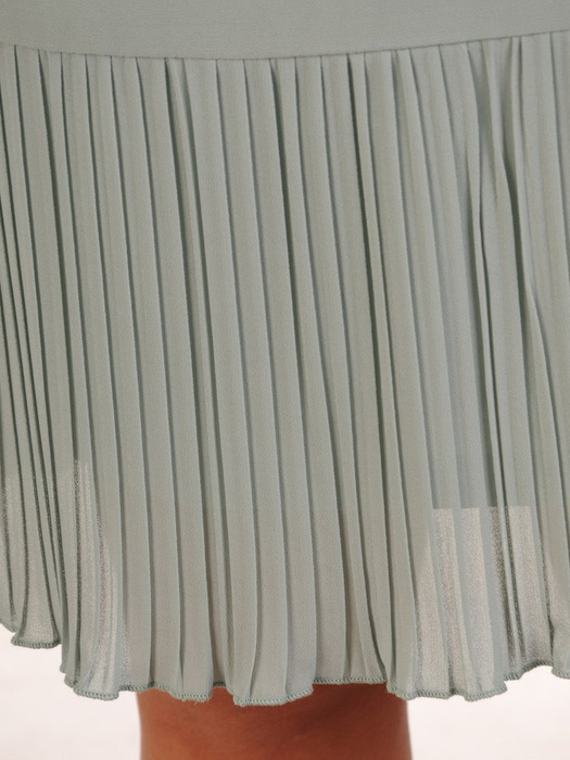 Sukienka koktajlowa, oliwkowa kreacja z ozdobnymi falbanami 26269