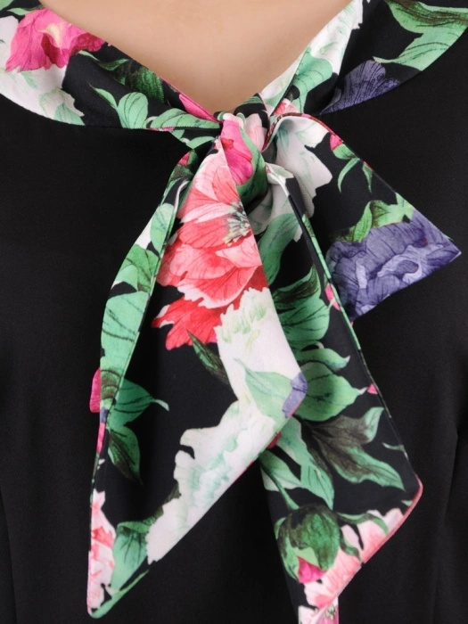 Elegancka sukienka rozkloszowana midi w kwiaty – dekolt w serek pięknie wysmuklający szyję 35552