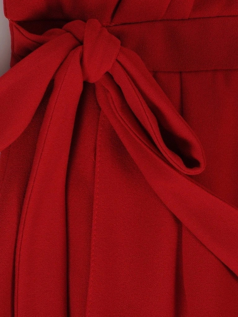 Czerwona sukienka kopertowa midi na lato – optycznie wysmuklający fason z wiązaniem 18595