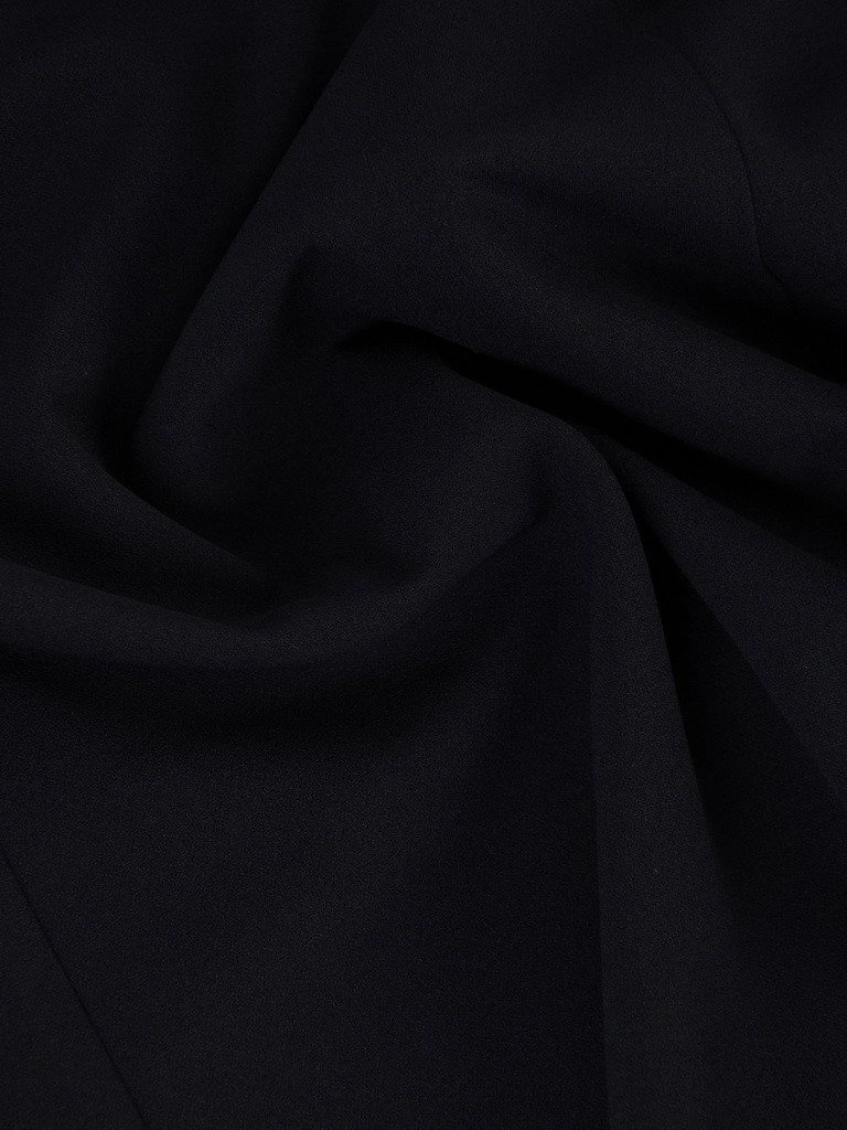 Elegancka granatowa sukienka trapezowa z rękawem 3/4 – optycznie wyszczuplające zaszewki i broszki 18117