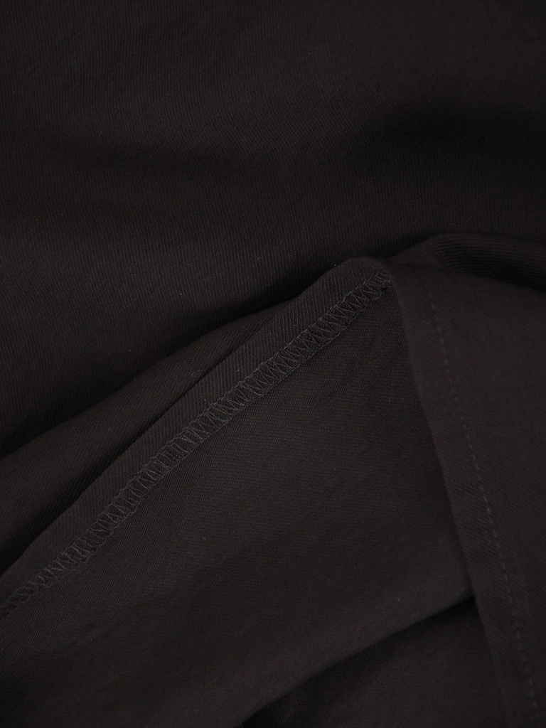 Elegancka czarna sukienka trapezowa midi – swobodny fason subtelnie maskujący biodra 42075