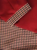 Elegancka sukienka biurowa w pepitkę o prostym fasonie – stylowe guziki i rękaw 3/4 31713