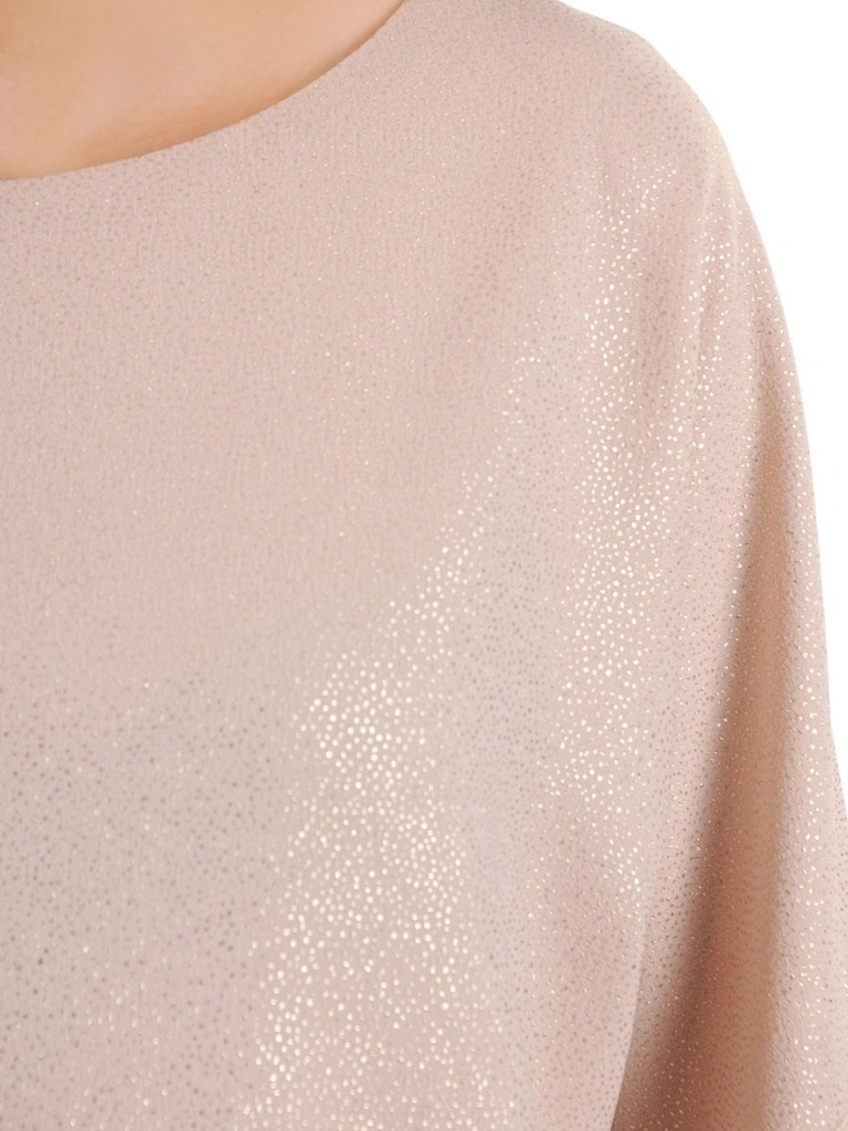 Elegancka beżowa sukienka tuba midi z kimono 3/4 – subtelnie połyskująca kreacja wizytowa z zapięciem na plecach 36097