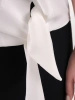 Biała bluzka wizytowa o prostym fasonie – ozdobne wiązanie subtelnie modelujące sylwetkę 38429