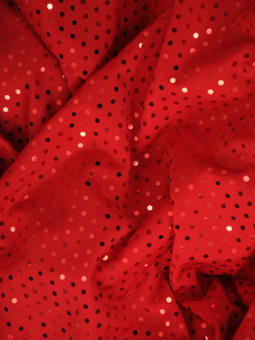 Czerwona sukienka damska, kreacja z połyskującego materiału 30891