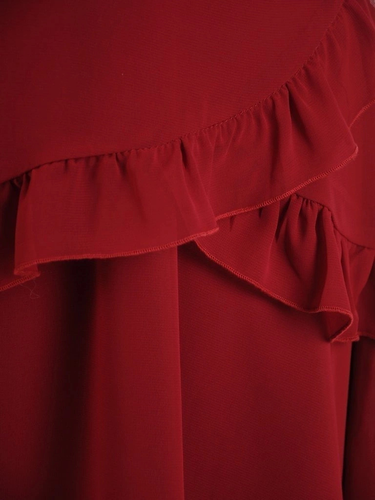 Elegancka bordowa kreacja trapezowa z falbanami – lekki fason dwuwarstwowy na wizytowe wyjścia 26888
