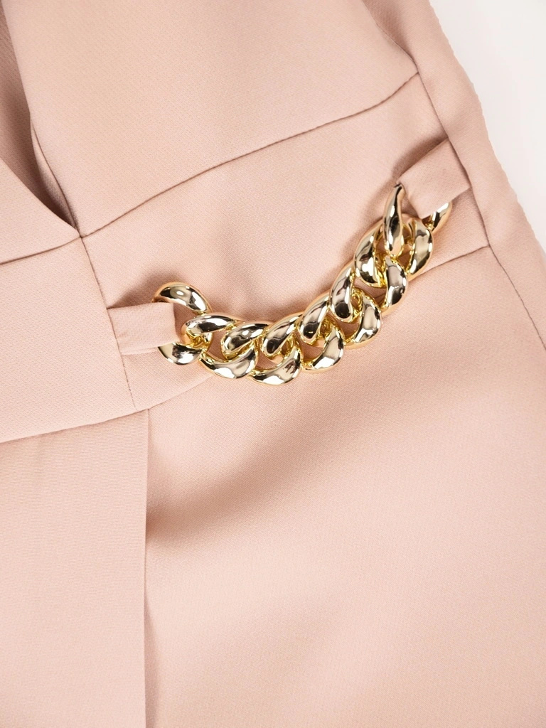 Elegancka beżowa sukienka do kolan o prostym fasonie – kopertowy dekolt i łańcuszek w pasie 33670