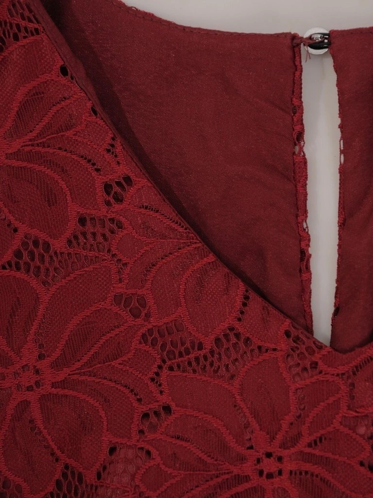 Elegancka wiśniowa sukienka trapezowa do kolan – swobodny fason z dekoltem w serek i ozdobnym rękawem 27895