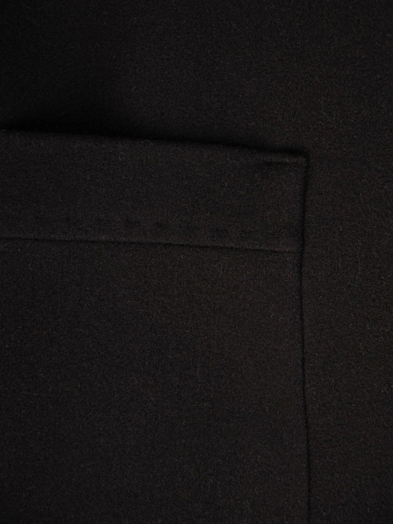 Elegancki płaszcz damski czarny o prostym kroju – stylowy model ze stójką wysmuklający sylwetkę 28539