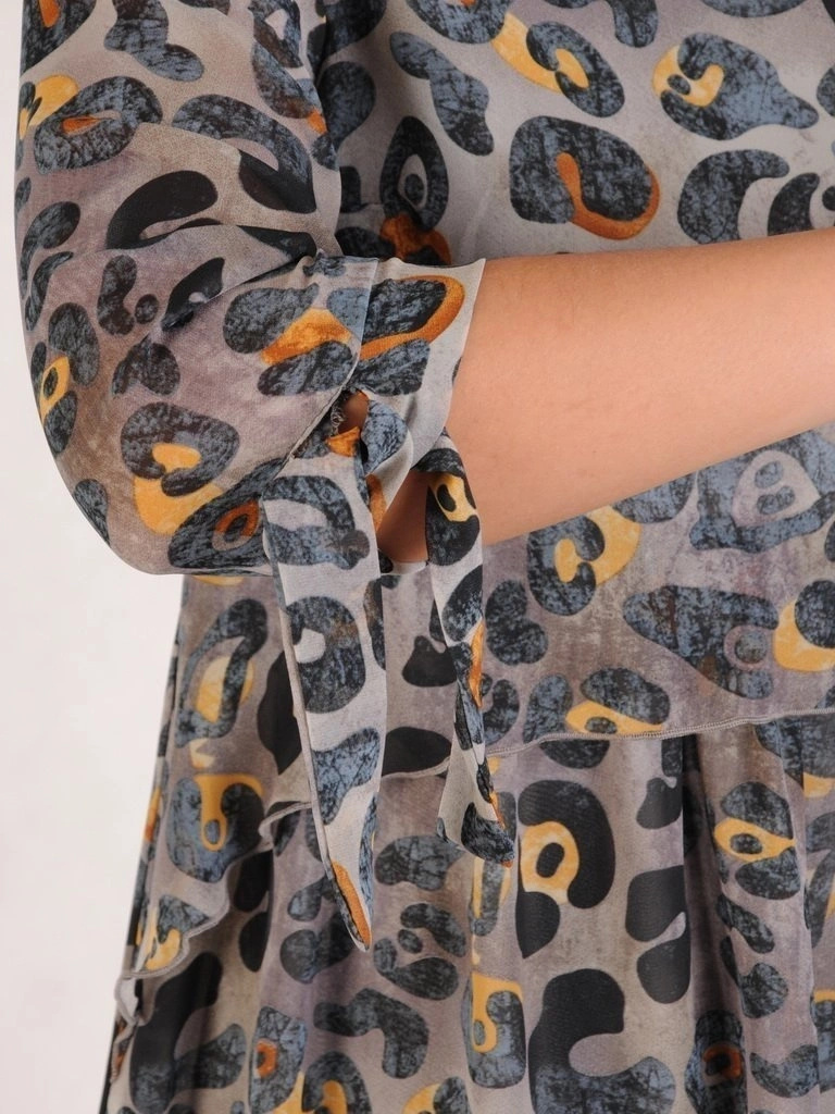 Szara sukienka trapezowa midi w zwierzęcy wzór z rękawem 3/4 – swobodny fason z wiązanymi mankietami 28262