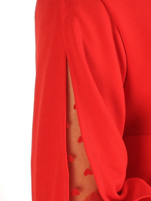 Czerwona sukienka z modnymi wstawkami na rękawach 29537