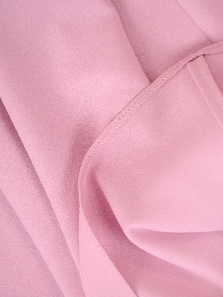 Elegancka liliowa sukienka trapezowa midi z wycięciem – swobodny fason z ozdobną broszką na lato 37899