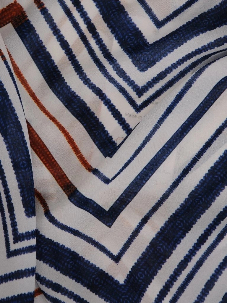 Elegancka bluzka damska w paski – prosty fason z kobiecym dekoltem woda i wiązanymi rękawami 19843